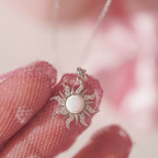 Collar Colgante Sol con Strass plateado