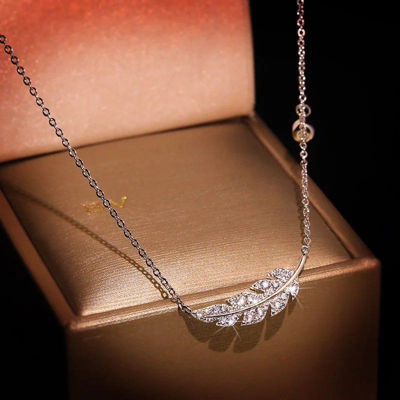 Collar de pluma brillante para mujer