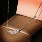 Collar de pluma brillante para mujer