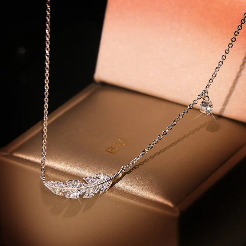 Collar de pluma brillante para mujer