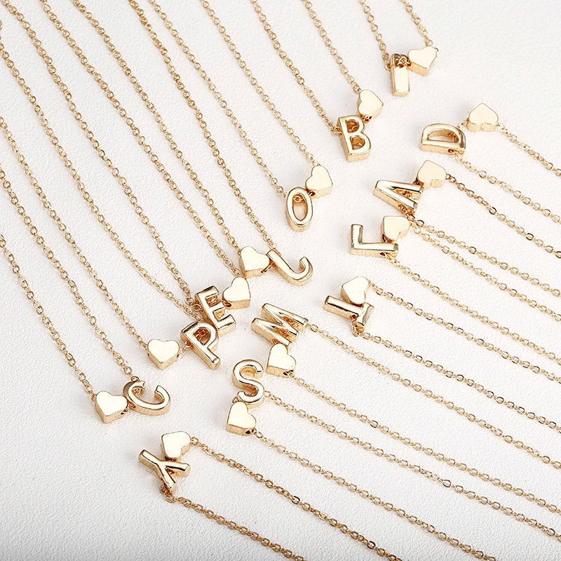 Collar para mujer con colgante de inicial y corazón