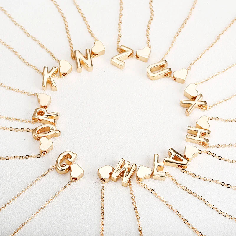 Collar para mujer con colgante de inicial y corazón