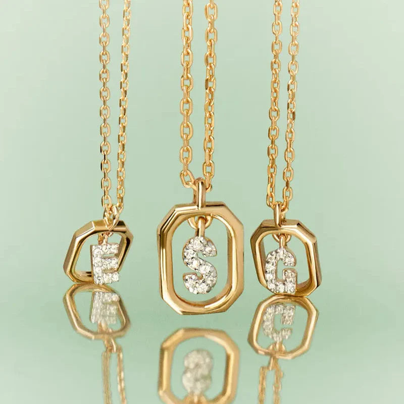Collar de mujer con colgante hexagonal con inicial