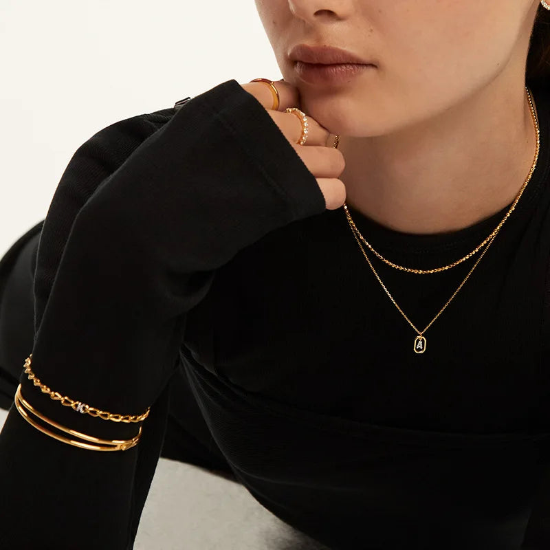 Collar de mujer con colgante hexagonal con inicial