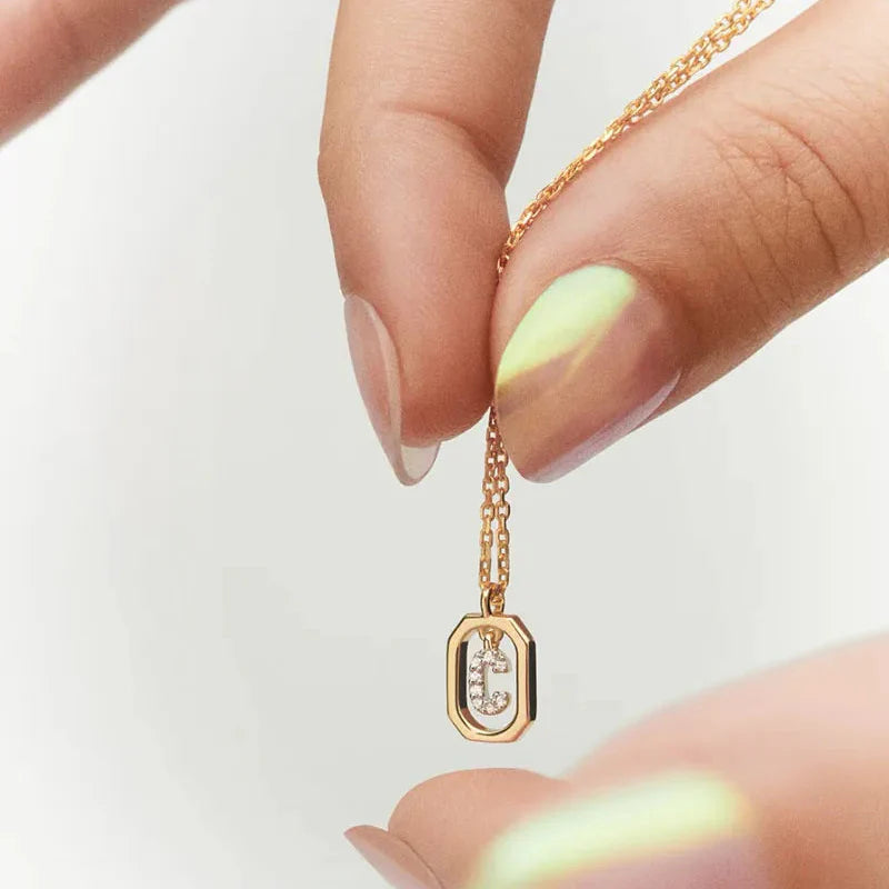 Collar de mujer con colgante hexagonal con inicial c