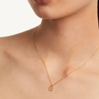 Collar de mujer con colgante hexagonal con inicial 