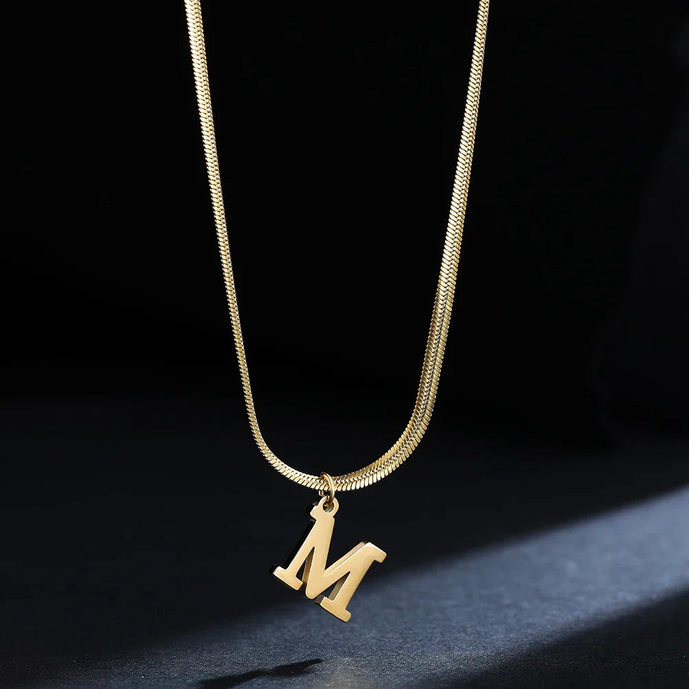 Collar tipo gargantilla para mujer con colgante inicial m