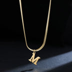Collar tipo gargantilla para mujer con colgante inicial m