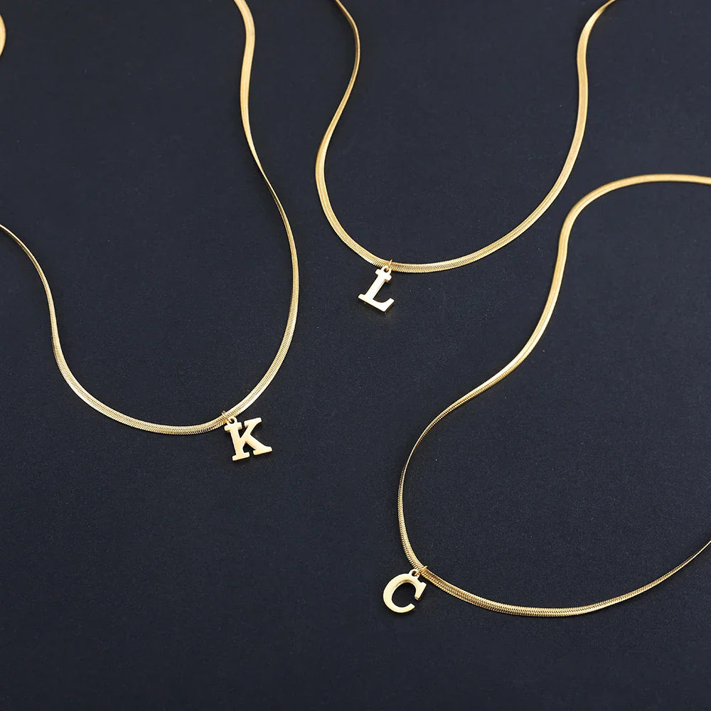 Collar tipo gargantilla para mujer con colgante inicial