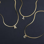 Collar tipo gargantilla para mujer con colgante inicial