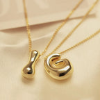 Collar de mujer con colgante de inicial g