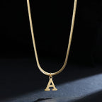 Collar tipo gargantilla para mujer con colgante inicial a
