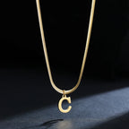 Collar tipo gargantilla para mujer con colgante inicial c