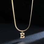 Collar tipo gargantilla para mujer con colgante inicial e