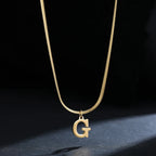 Collar tipo gargantilla para mujer con colgante inicial g