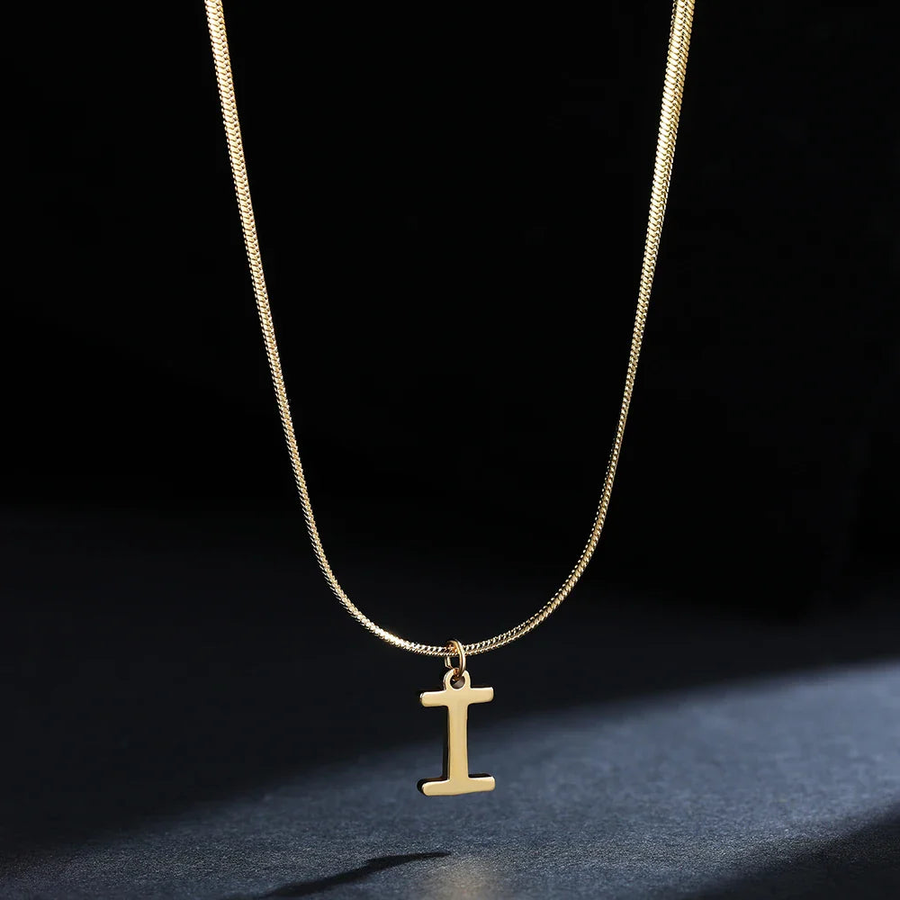 Collar tipo gargantilla para mujer con colgante inicial i
