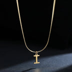 Collar tipo gargantilla para mujer con colgante inicial i