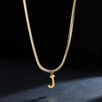 Collar tipo gargantilla para mujer con colgante inicial j