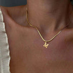 Collar tipo gargantilla para mujer con colgante inicial m