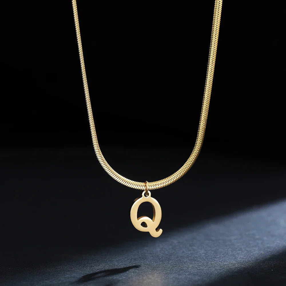 Collar tipo gargantilla para mujer con colgante inicial q