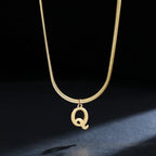 Collar tipo gargantilla para mujer con colgante inicial q