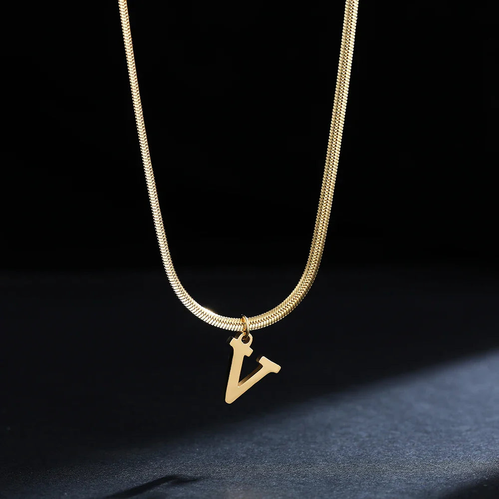 Collar tipo gargantilla para mujer con colgante inicial v