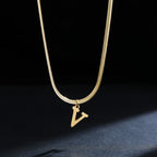 Collar tipo gargantilla para mujer con colgante inicial v