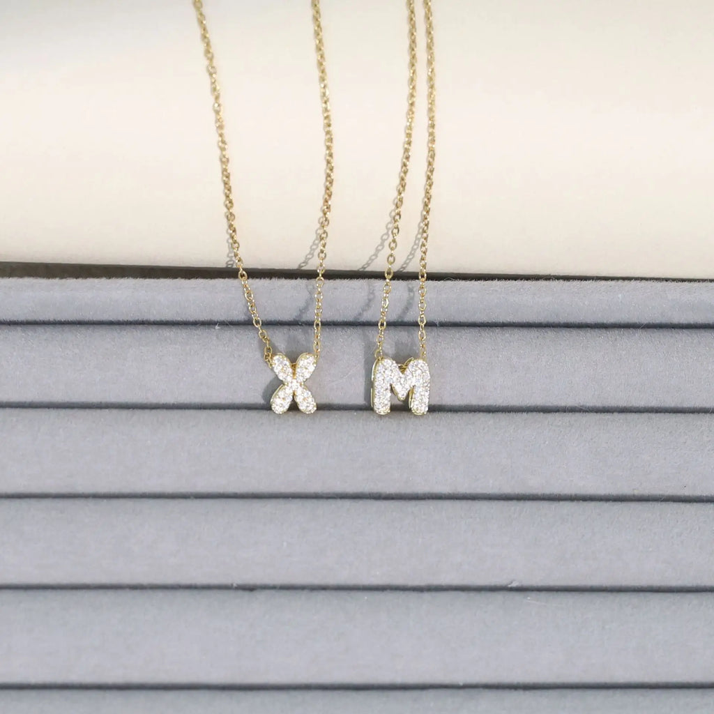 Collar gargantilla para mujer con colgante minimalista inicial