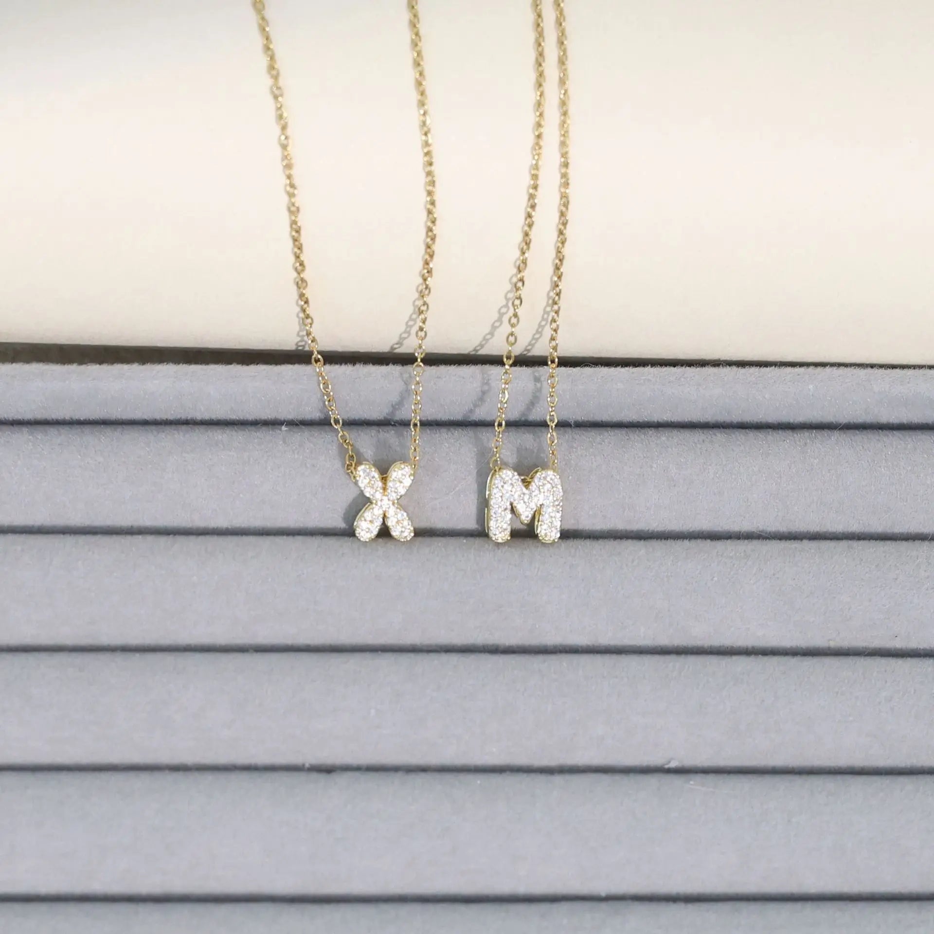 Collar gargantilla para mujer con colgante minimalista inicial