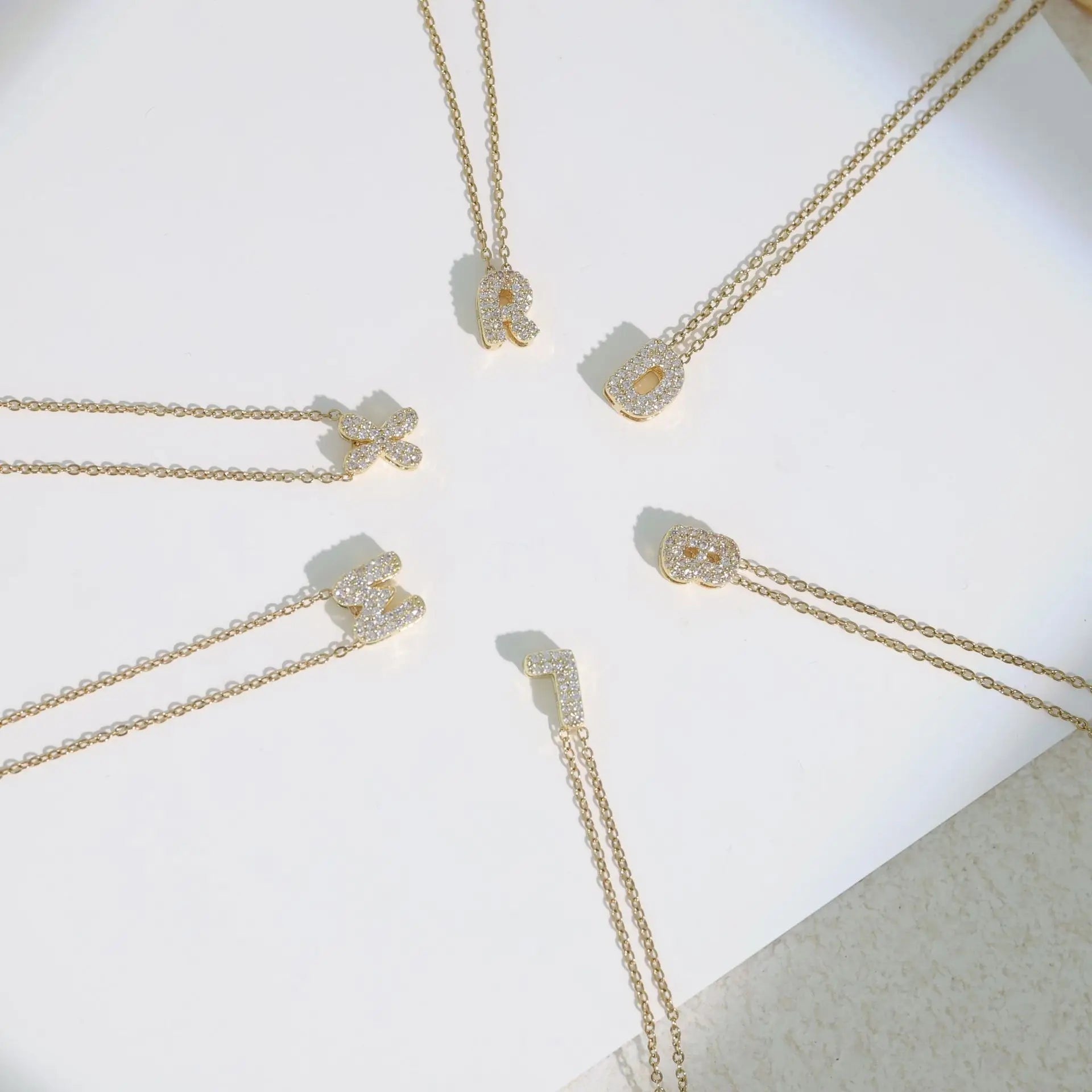 Collar gargantilla para mujer con colgante minimalista inicial