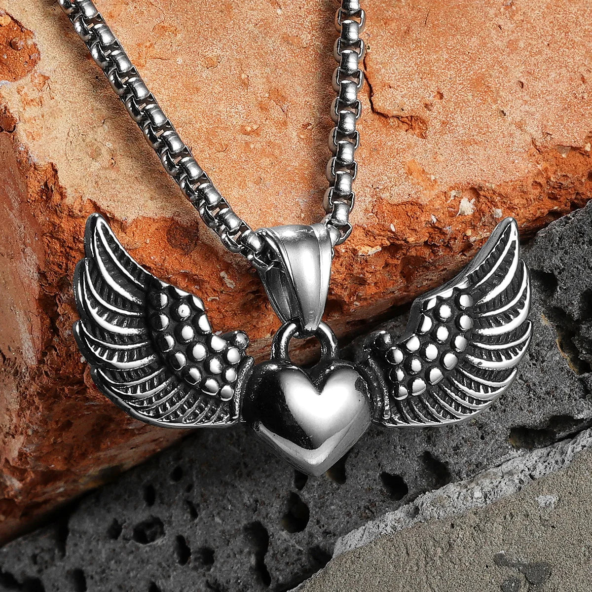 Collar para hombre con colgante de corazón y alas de ángel