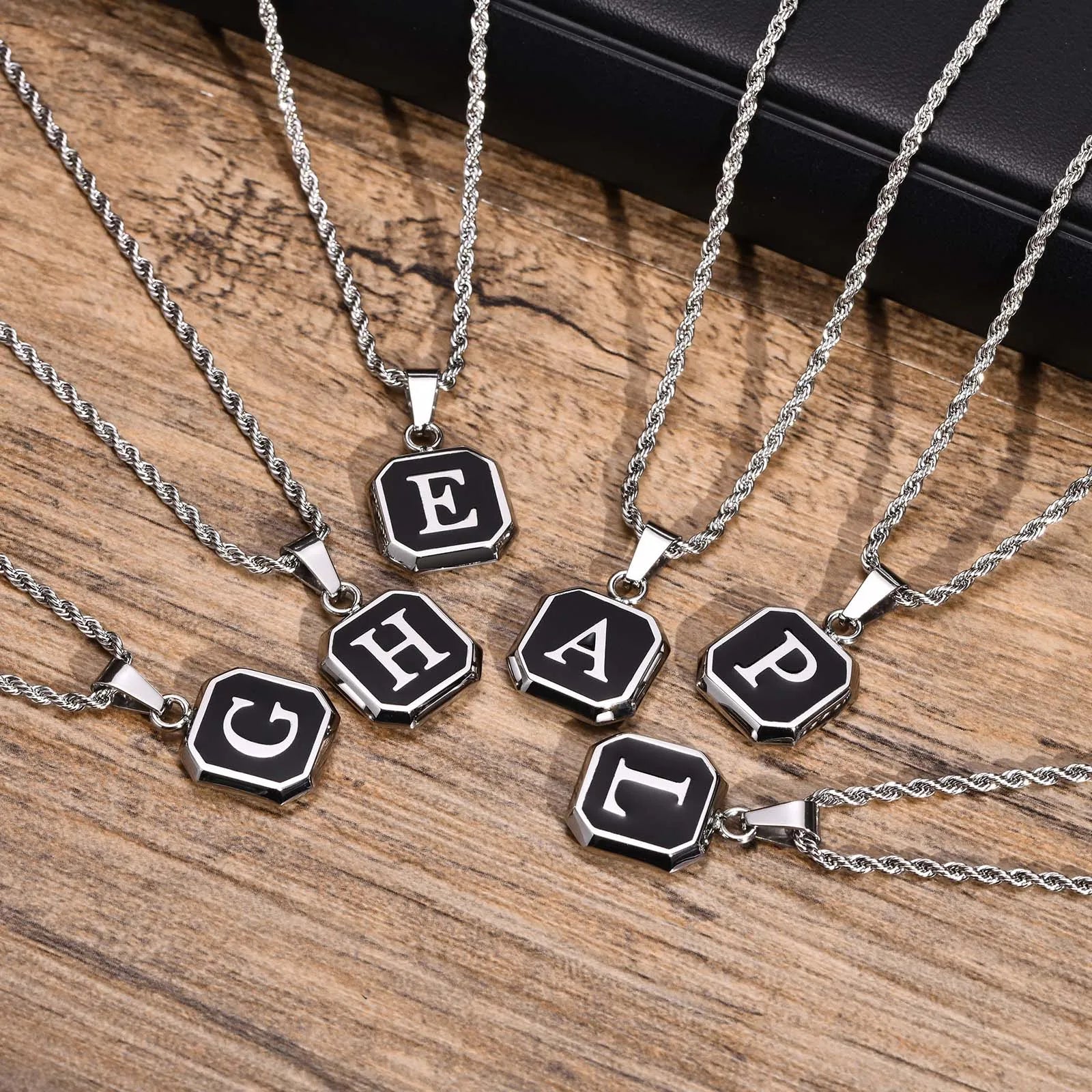 Collar para hombre con colgante hexagonal de inicial