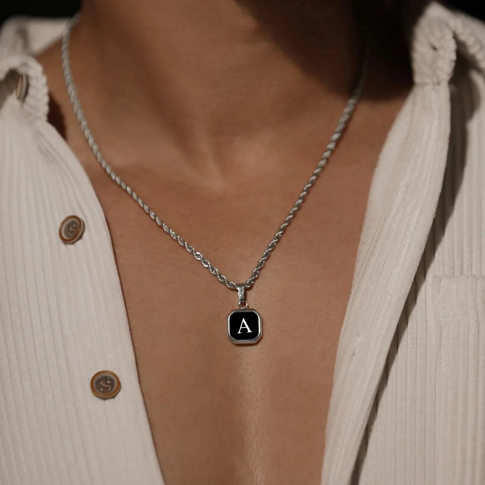 Collar para hombre con colgante hexagonal de inicial a