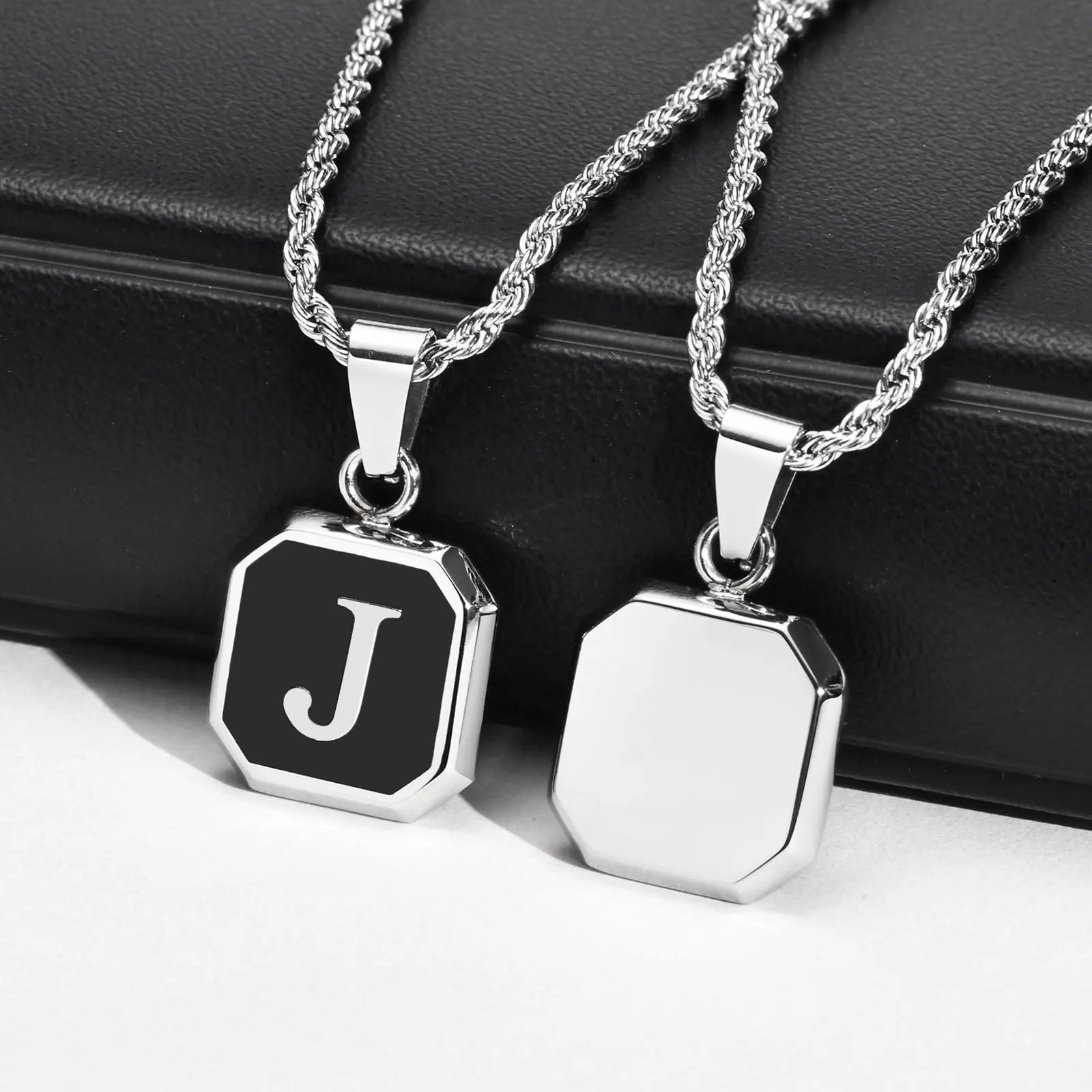 Collar para hombre con colgante hexagonal de inicial