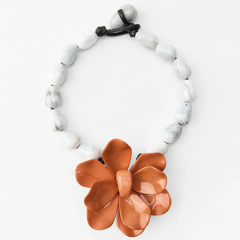 Collar Gargantilla con Gran Colgante de Flor naranja