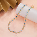 Gargantilla adornada con múltiples colgantes de ojo azul azul claro
