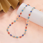 Gargantilla adornada con múltiples colgantes de ojo azul azul y rojo