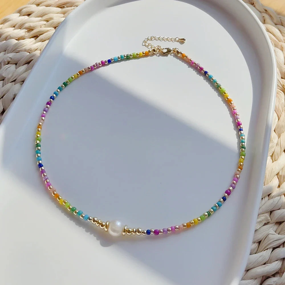 Collar gargantilla con colgante de arcoíris y perlas