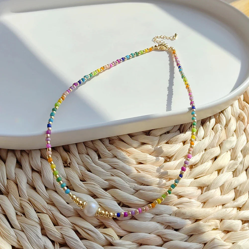 Collar gargantilla con colgante de arcoíris y perlas