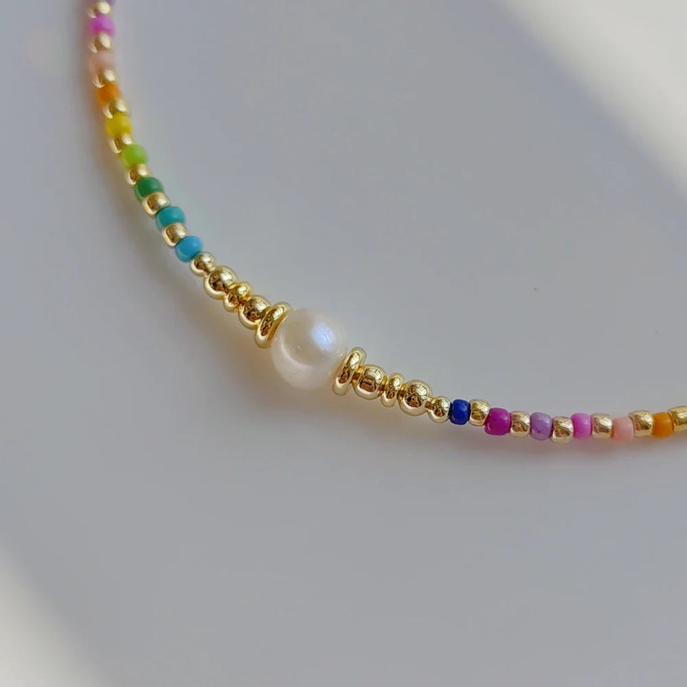 Collar gargantilla con colgante de arcoíris y perlas