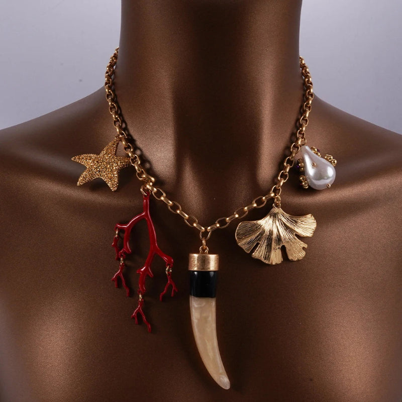 Collar Gargantilla con Colgantes de Coral y Conchas