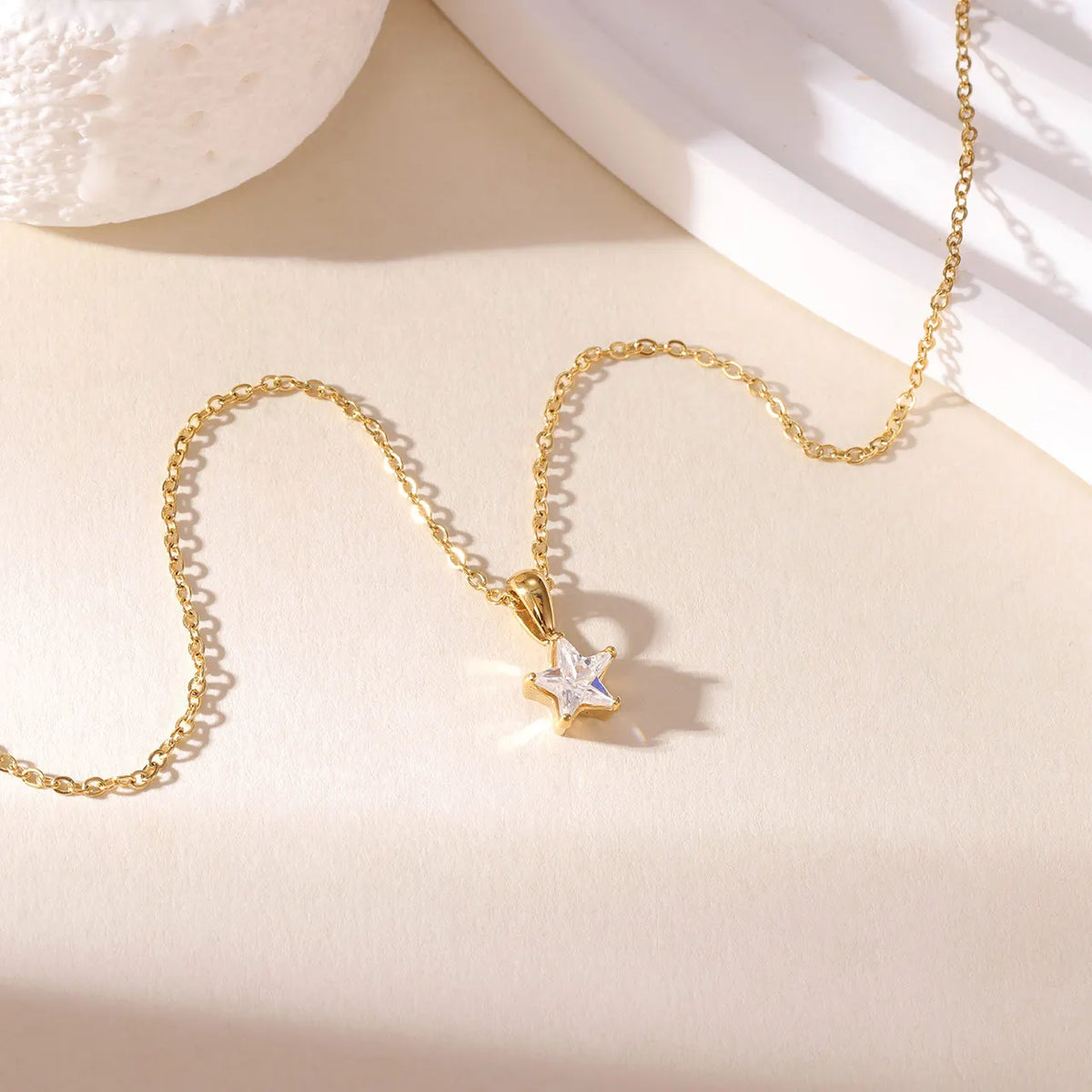 Gargantilla con colgante de estrella pavé de circonitas en oro