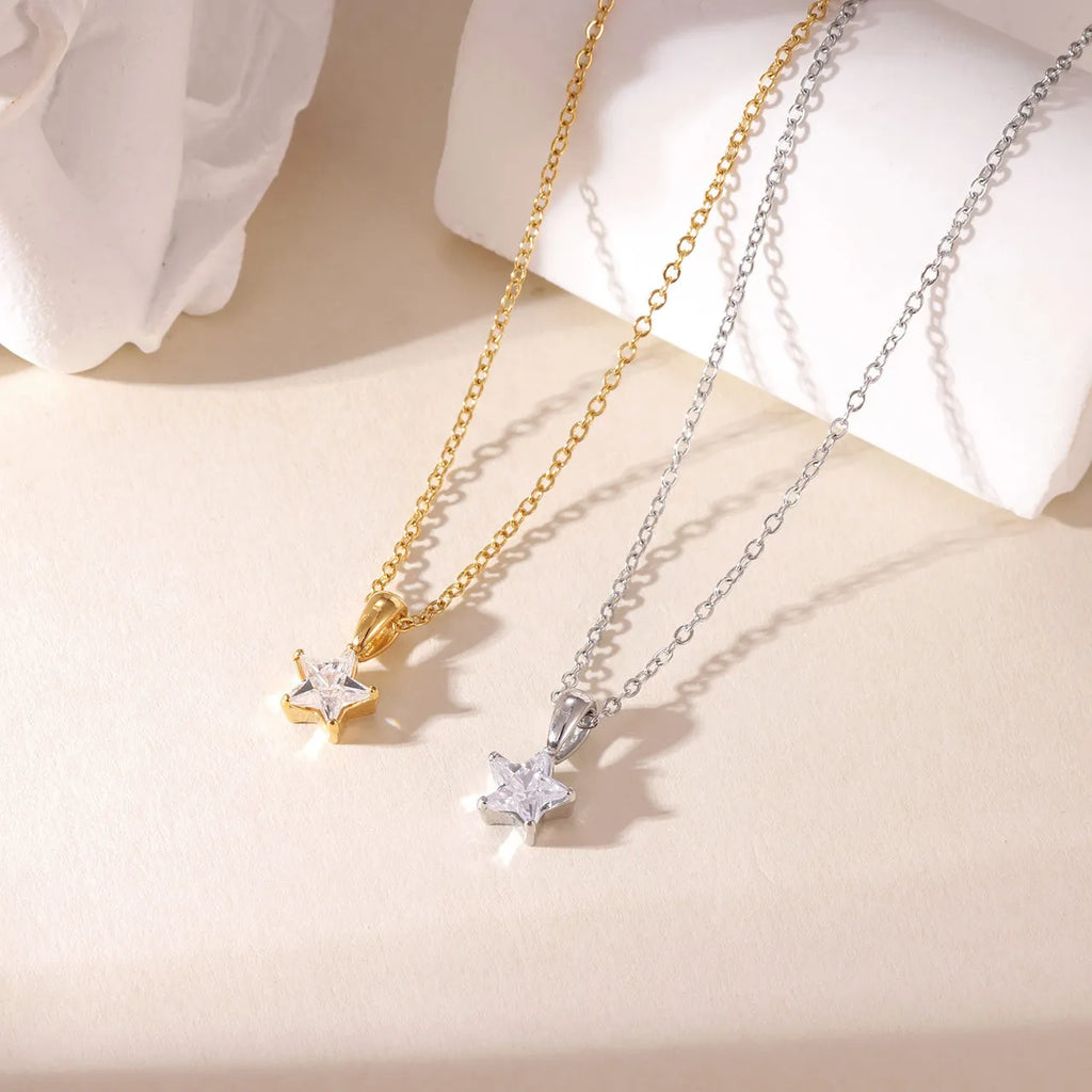 Gargantilla con colgante de estrella pavé de circonitas en oro