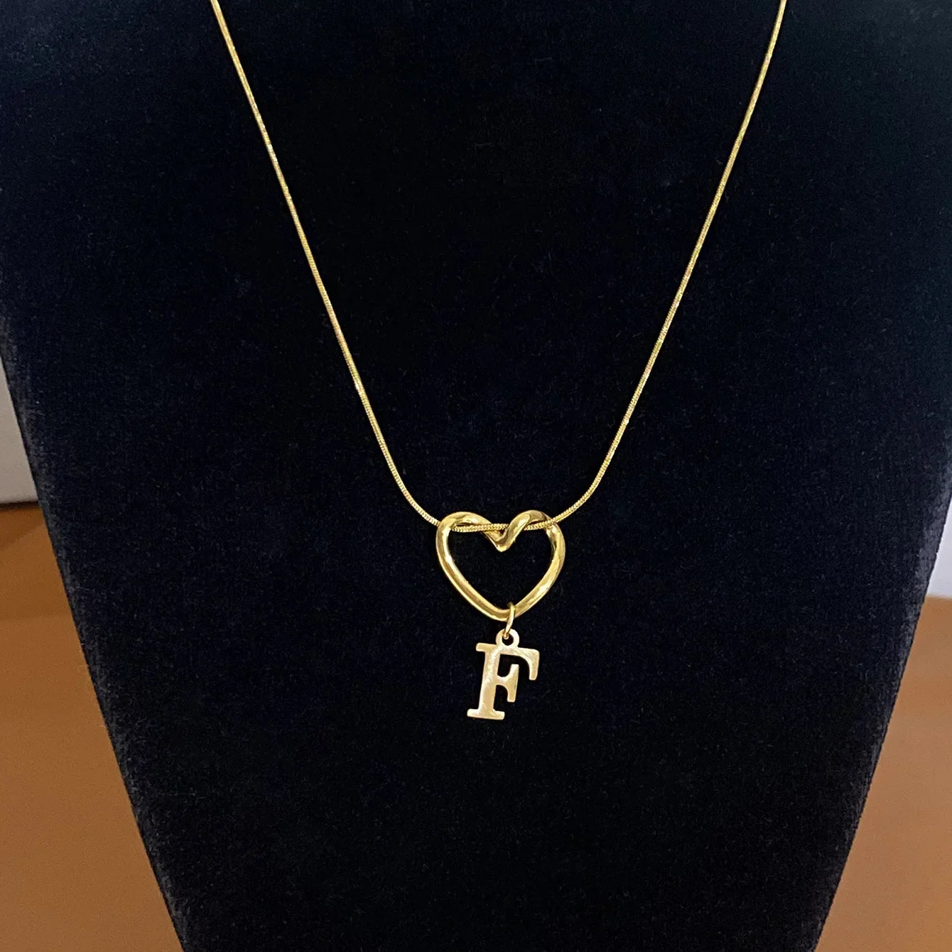 Collar ajustado con colgante de inicial y corazón - letra 