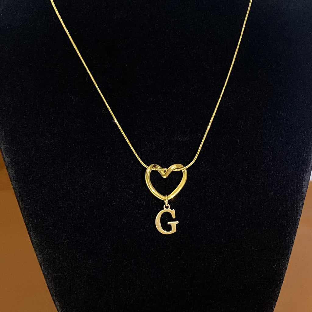 Collar ajustado con colgante de inicial y corazón - letra 