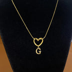 Collar ajustado con colgante de inicial y corazón - letra 