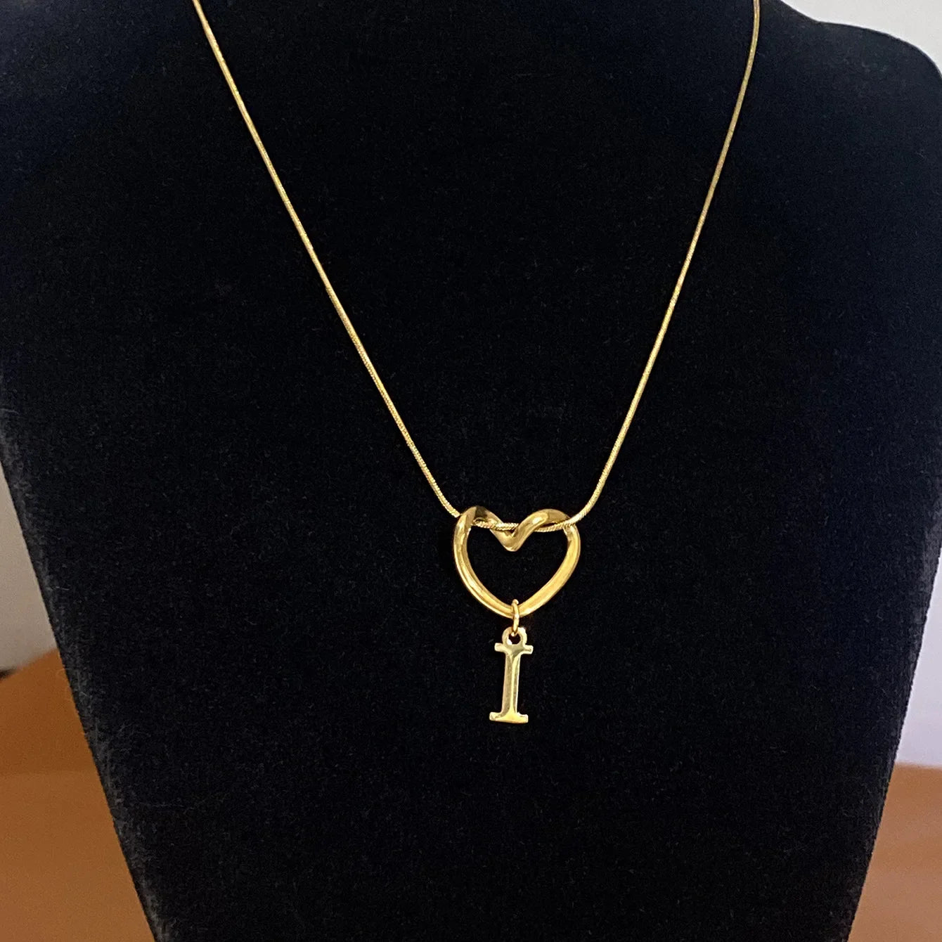 Collar ajustado con colgante de inicial y corazón - letra 