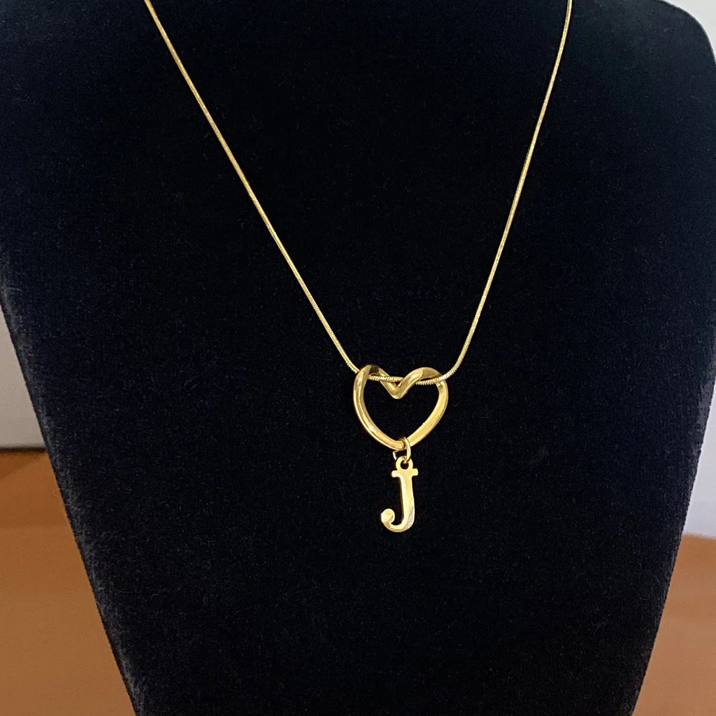 Collar ajustado con colgante de inicial y corazón - letra 