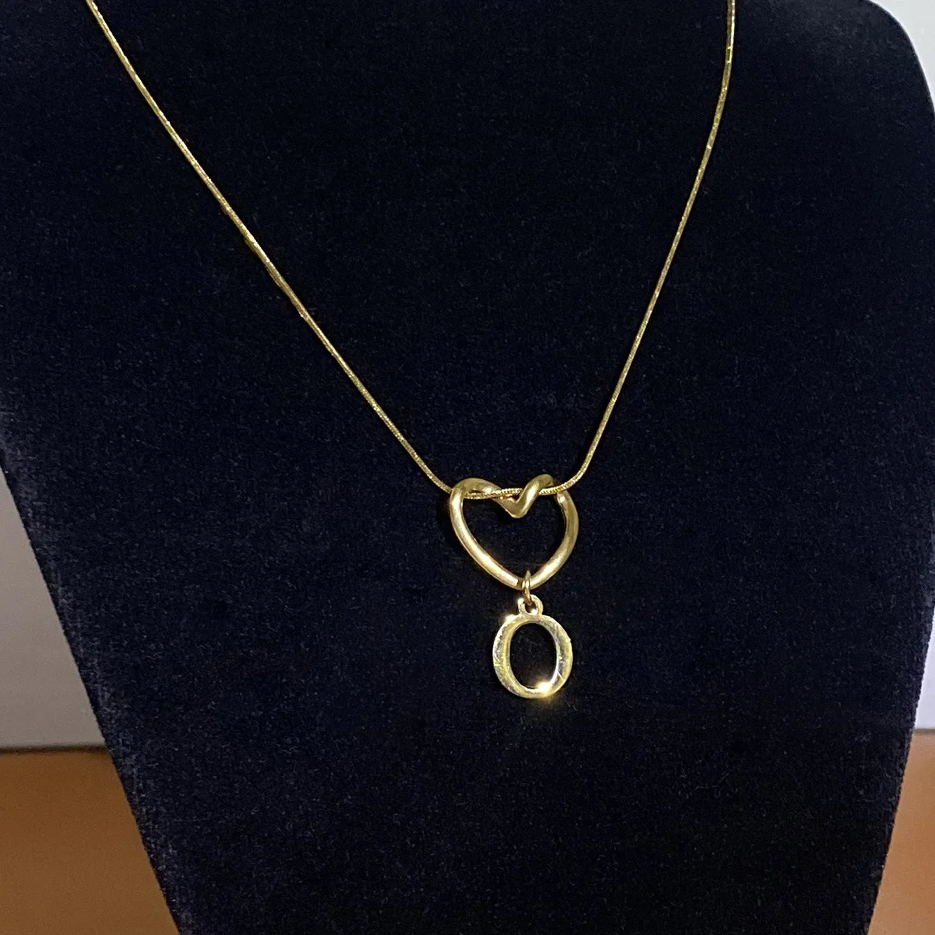 Collar ajustado con colgante de inicial y corazón - letra 