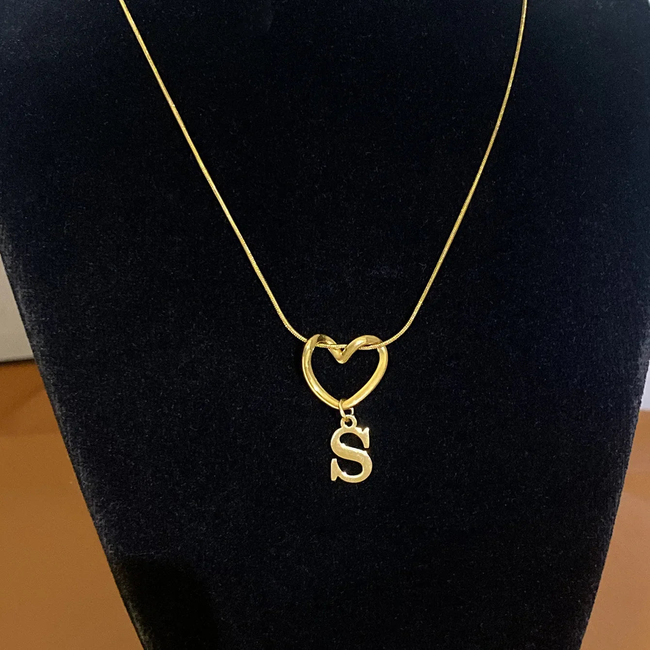 Collar ajustado con colgante de inicial y corazón - letra 